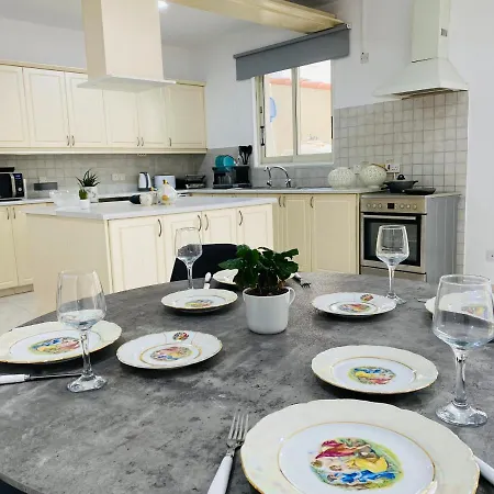 Gaia - 4 Bedroom House In Λάρνακα