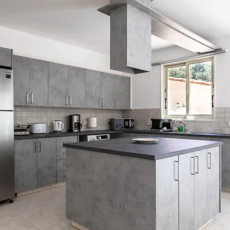Gaia - 4 Bedroom House In Λάρνακα