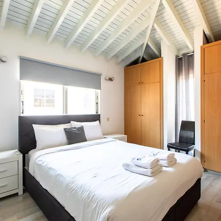 Gaia - 4 Bedroom House In Λάρνακα
