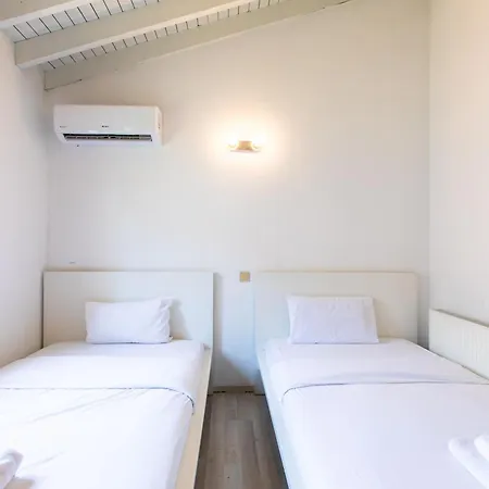 Gaia - 4 Bedroom House In Λάρνακα