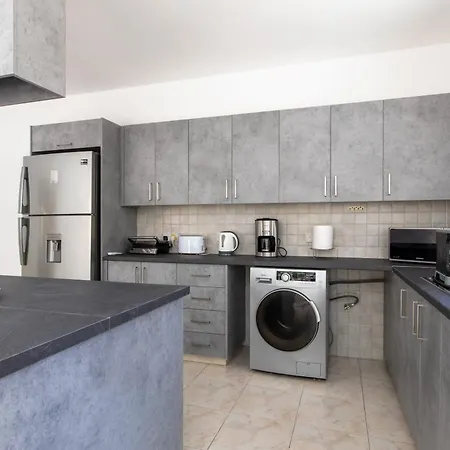 Gaia - 4 Bedroom House In Λάρνακα