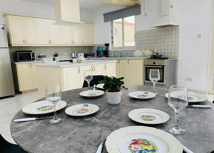 Gaia - 4 Bedroom House In Lárnaca